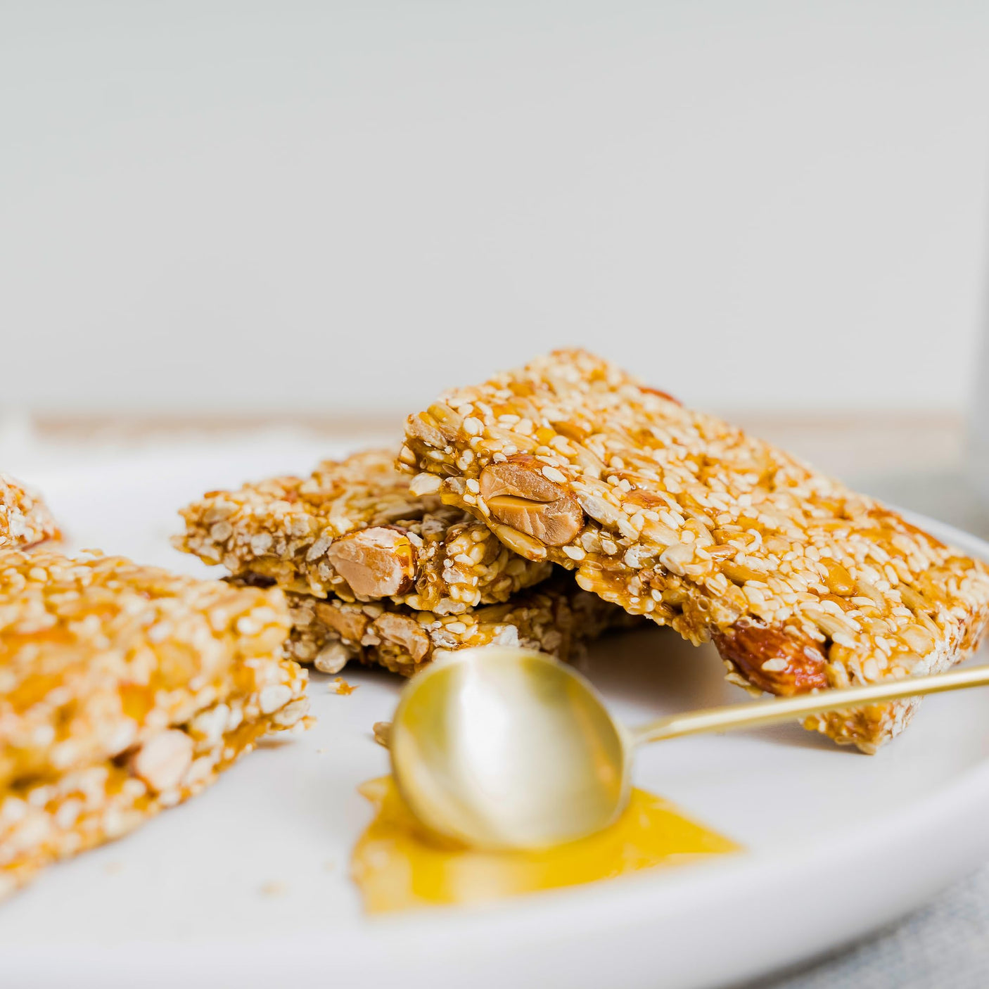 NY SPICE SHOP Honey Nut and Seed Crunch Bars – 1 Pound (16 oz.) Honey Sesame Brittle – Sesame Seed Candy – Sesame Seed Honey Bars – Great Snack & Crunchy Flavour