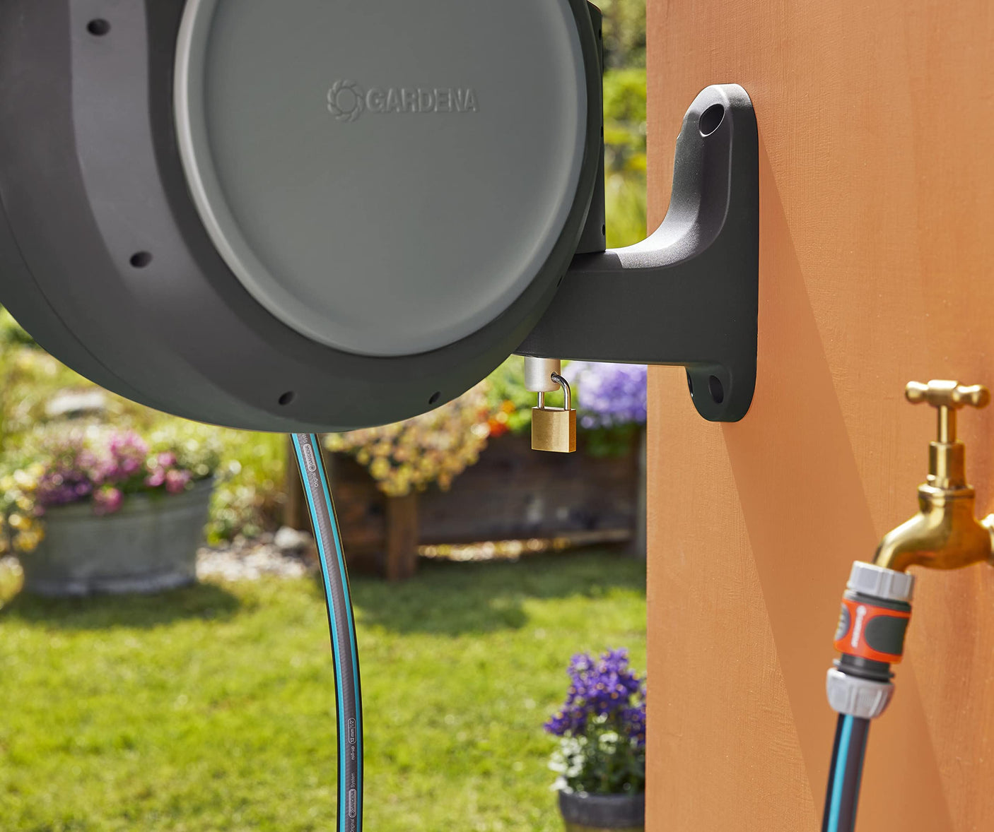 GARDENA 20505, 100' Retractable Garden Hose Reel with US Hose Threads - 100' x 1/2" hose, Automatic Retraction & Length Lock for Easy Watering. Heavy Duty Swivel Bracket 180°, Includes Nozzle.