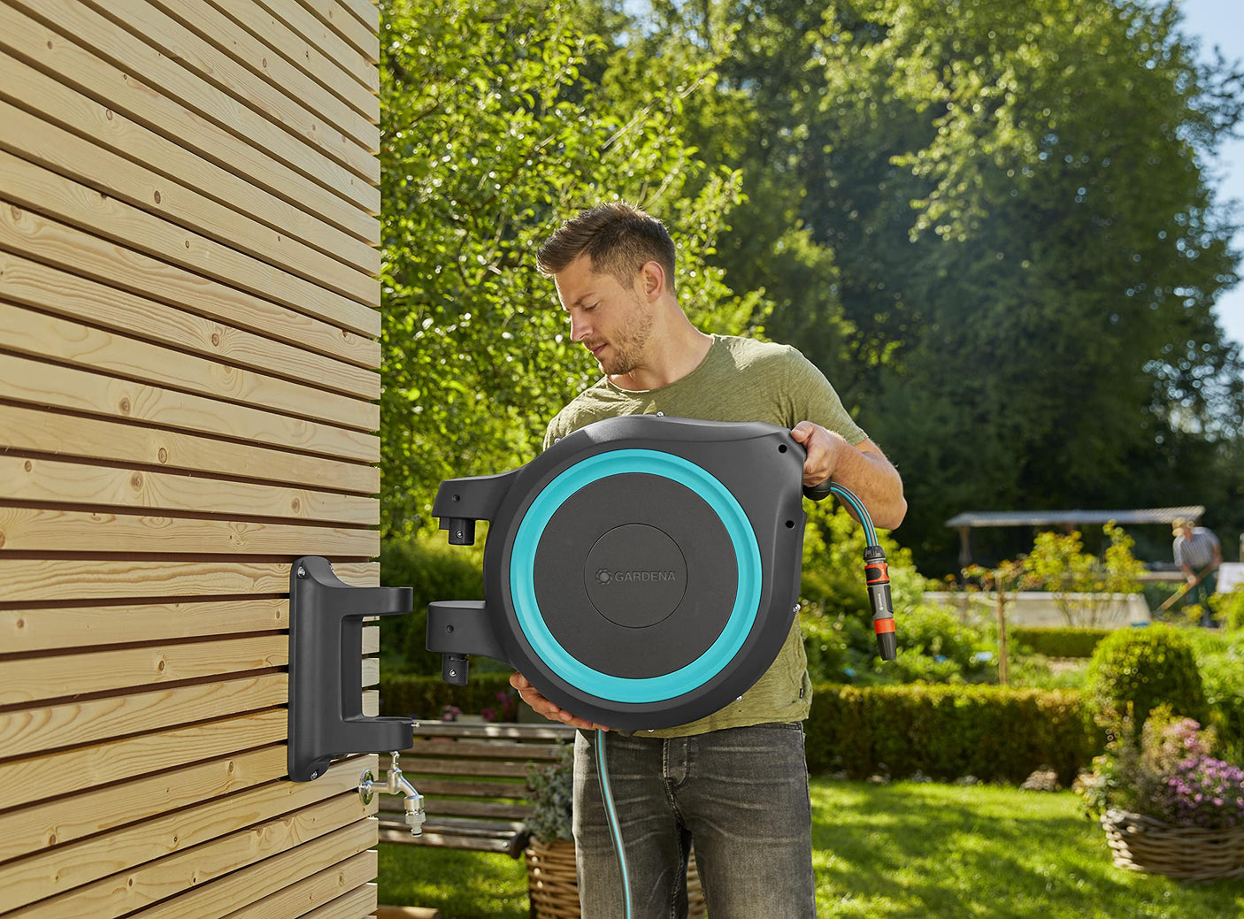 GARDENA 20505, 100' Retractable Garden Hose Reel with US Hose Threads - 100' x 1/2" hose, Automatic Retraction & Length Lock for Easy Watering. Heavy Duty Swivel Bracket 180°, Includes Nozzle.