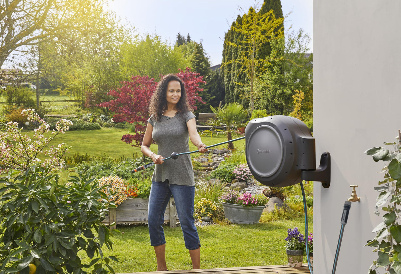 GARDENA 20505, 100' Retractable Garden Hose Reel with US Hose Threads - 100' x 1/2" hose, Automatic Retraction & Length Lock for Easy Watering. Heavy Duty Swivel Bracket 180°, Includes Nozzle.